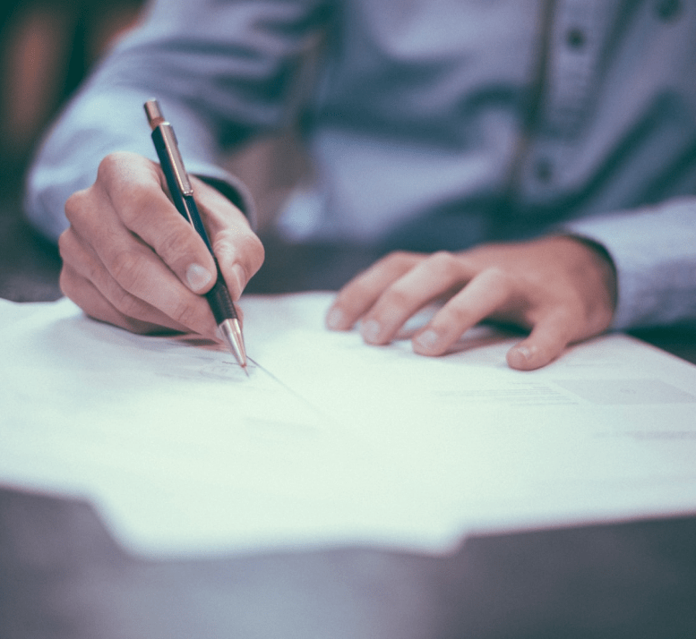 advogados especializados de escritório de advocacia em belo horizonte minas gerais assinando acordos judiciais
