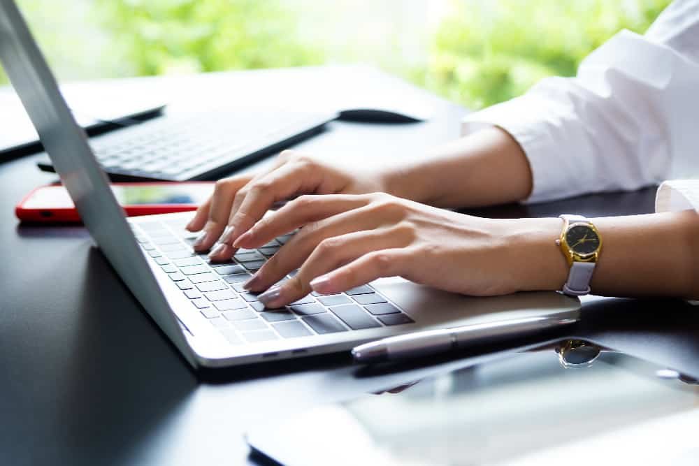 Adapte-se à nova realidade do Home Office e conheça os impactos nas relações trabalhistas. Flexibilidade e produtividade em destaque.