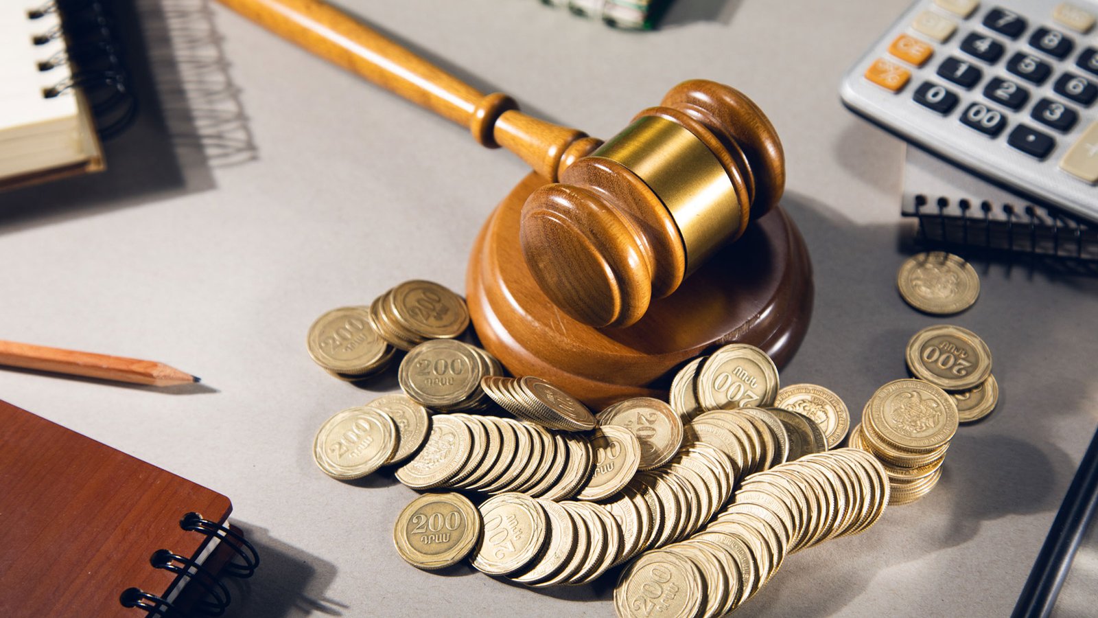 Vendedor analisando extrato de comissões com foco nas mudanças do Tema 65 do TST.
