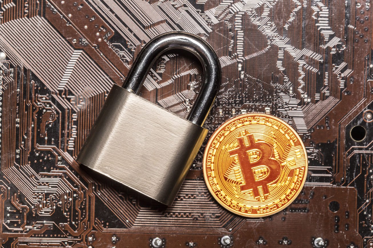 ilustração de penhora de criptomoedas (como Bitcoin ou blockchain) dentro de um cadeado ou símbolo de penhora.