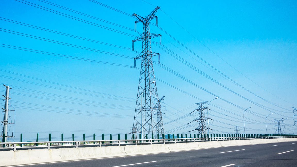 Imagem representando faixa de domínio e suas aplicações em rodovias, ferrovias e redes elétricas, com destaque para seus principais aspectos jurídicos e regulatórios.